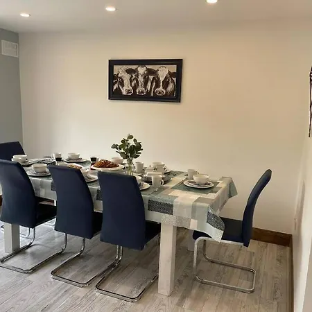 Wonderful Coastal In Town Nyaraló