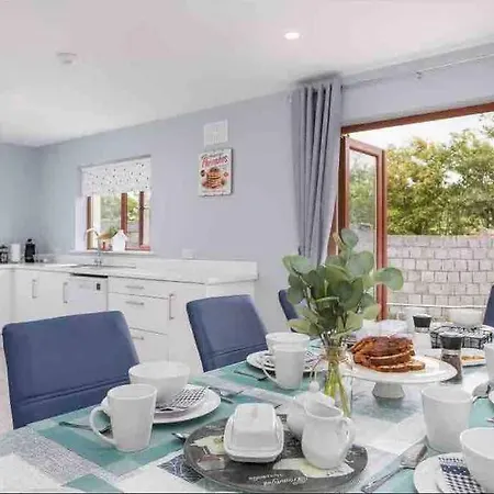 Wonderful Coastal In Town *