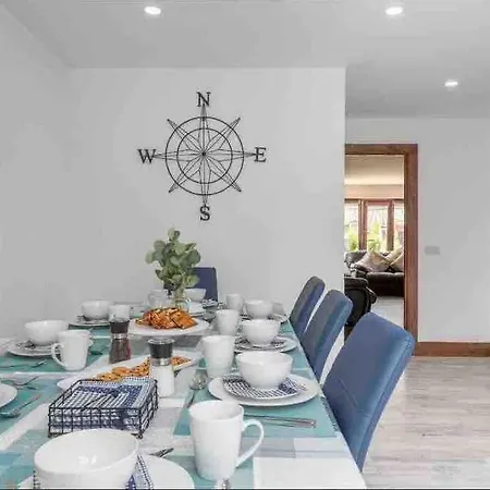 Wonderful Coastal In Town Nyaraló