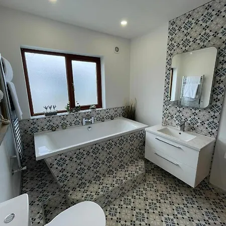 Wonderful Coastal In Town Holiday home Dingle