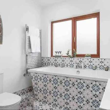 Nyaraló Wonderful Coastal In Town