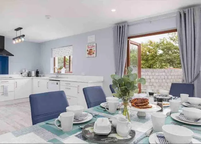 Wonderful Coastal In Town *